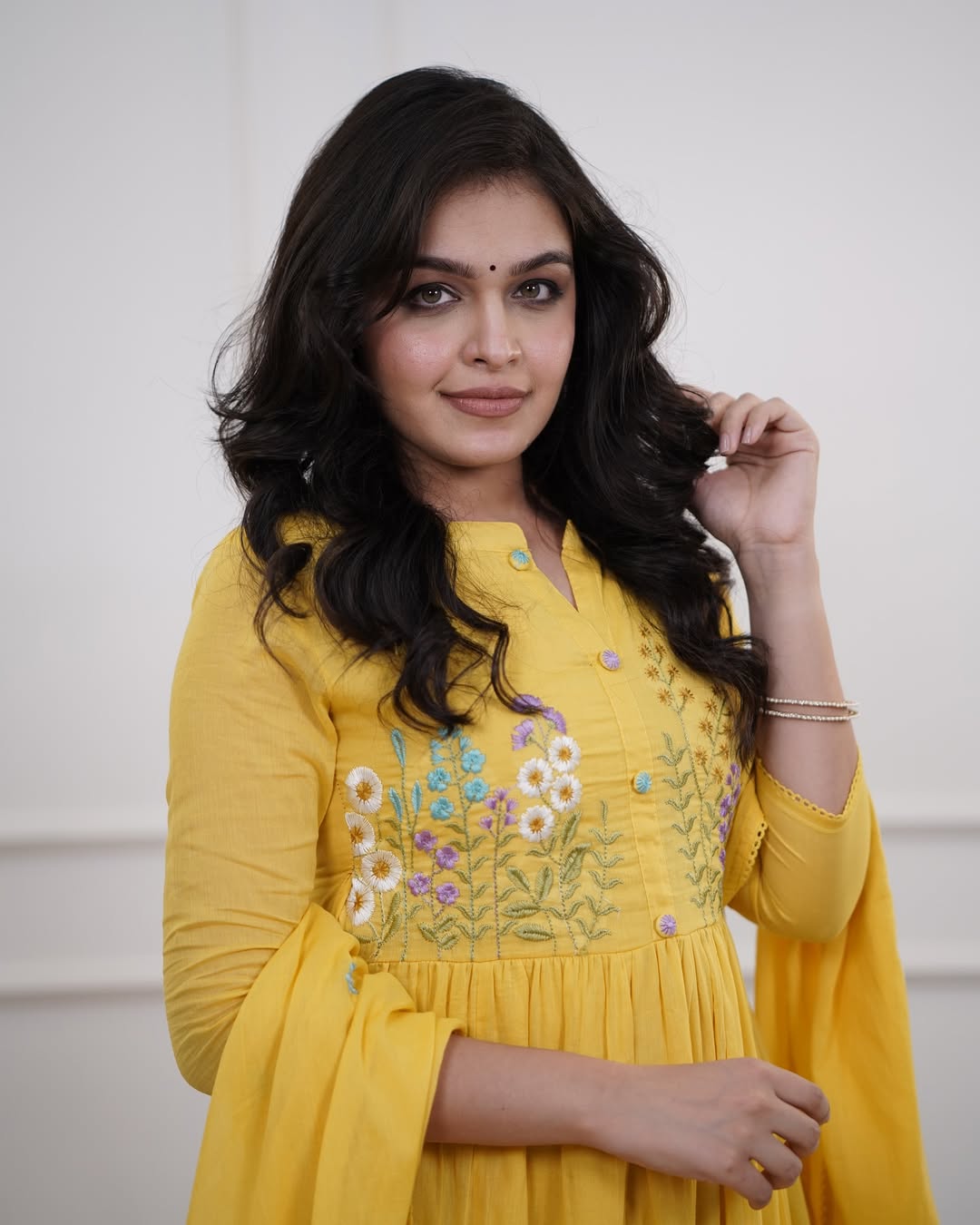 Close-up of lace and embroidery on dupatta and kurti