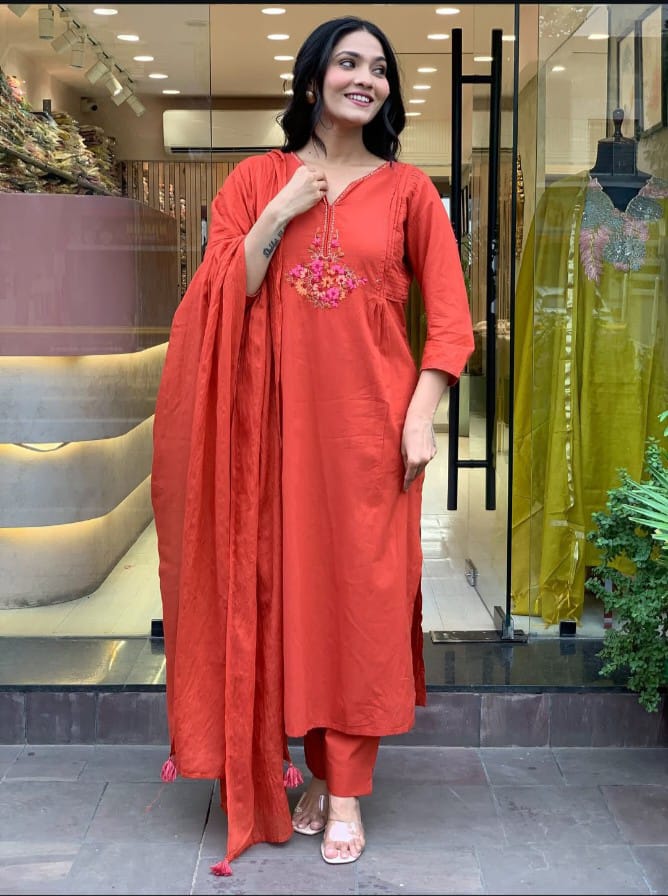 Front view of flared cotton kurta set with malmal dupatta