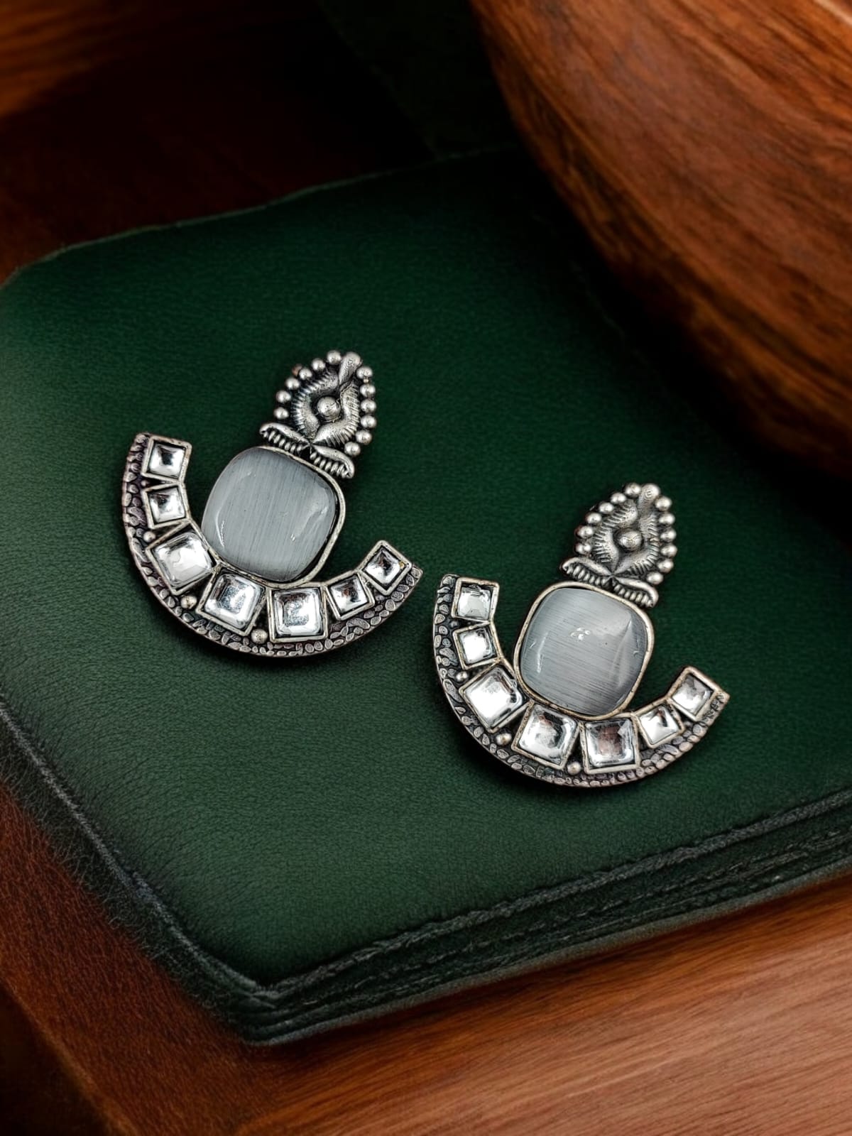Maabetii White Antique Oxidised Stone Stud Earring