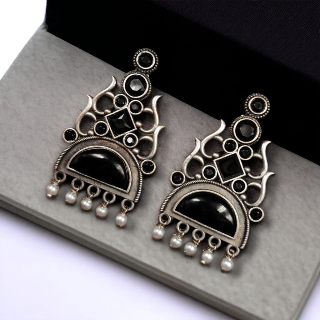 Maabetii Black Stone Dangler