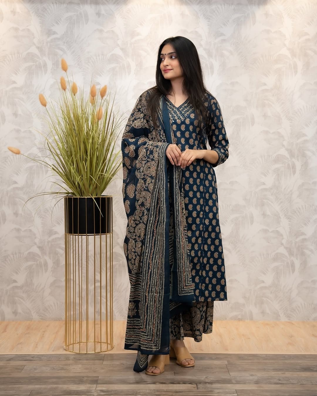 2️⃣ Full set display of kurti, pant, and cotton dupatta.