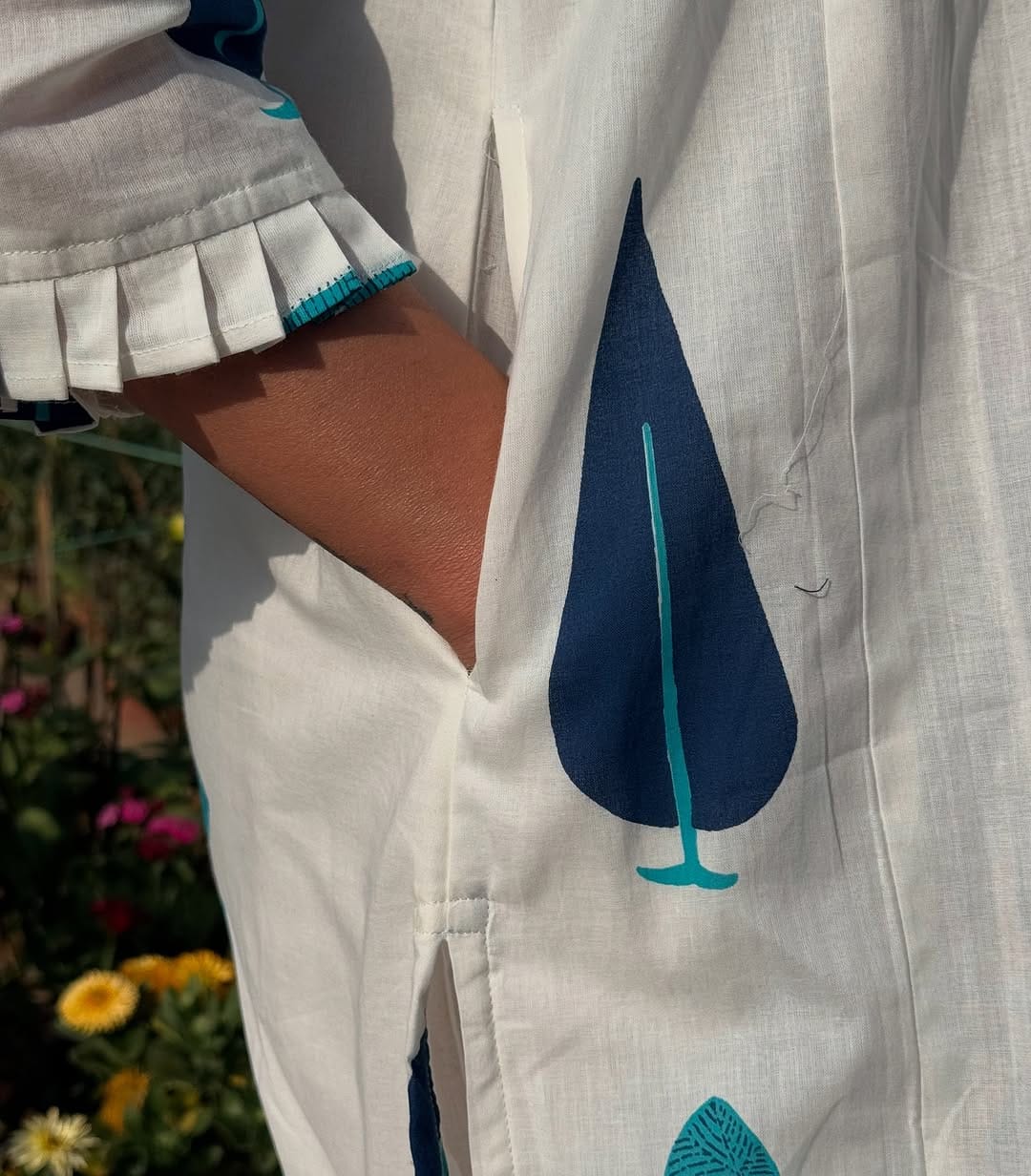 Side view showcasing both-side pockets for added convenience