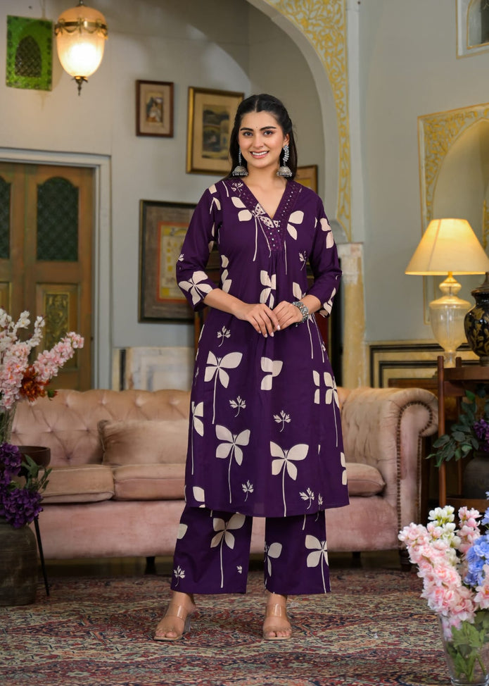 showing pocket on printed cotton kurti