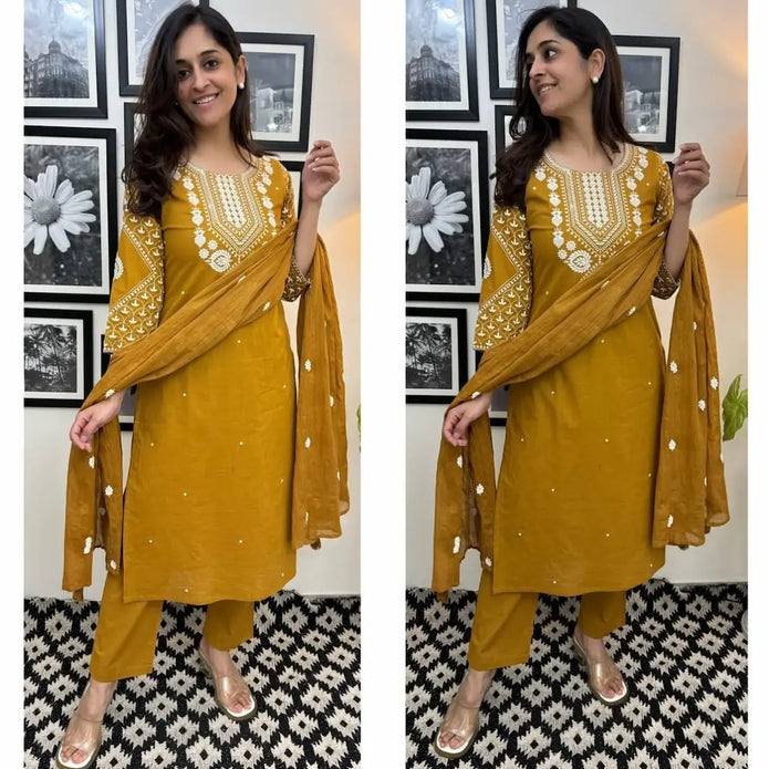 Front view of embroidered cotton kurta set with malmal dupatta