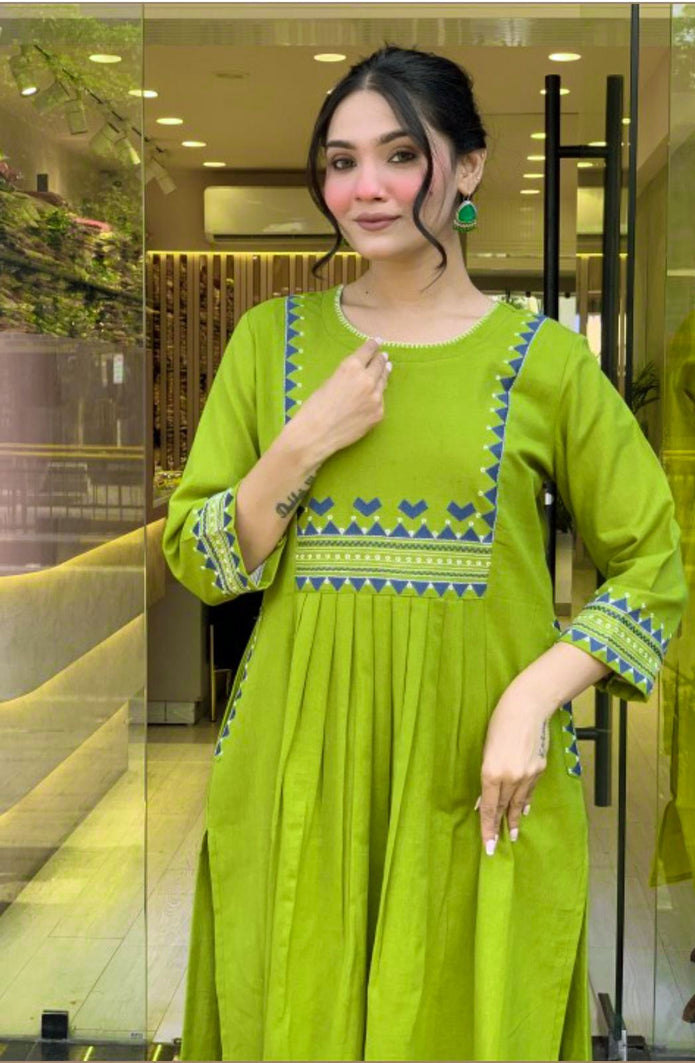 Traditional kurti and pant set in breathable cotton slub

