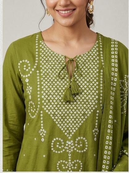 Green cotton straight fit kurta set with traditional Bandhani print