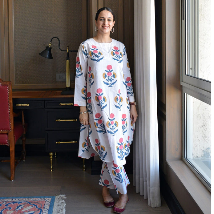 Front view of Aafreen hand block printed cotton kurta with side pockets and matching plazo