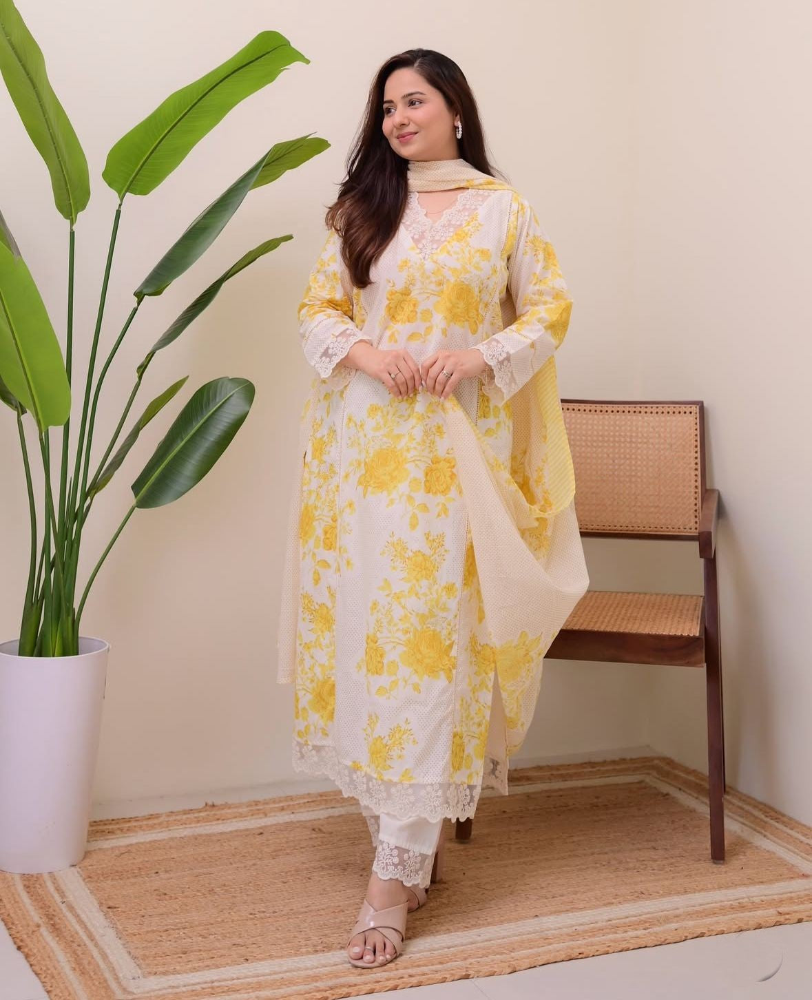 Summer suit set with sequins and embroidery

