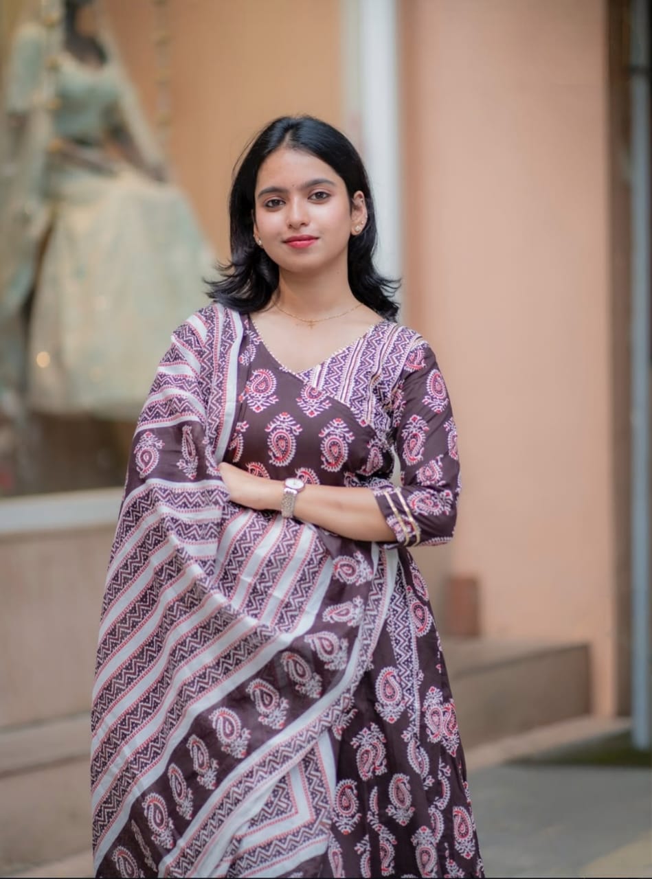 Elegant straight-fit cotton suit with lace detailing