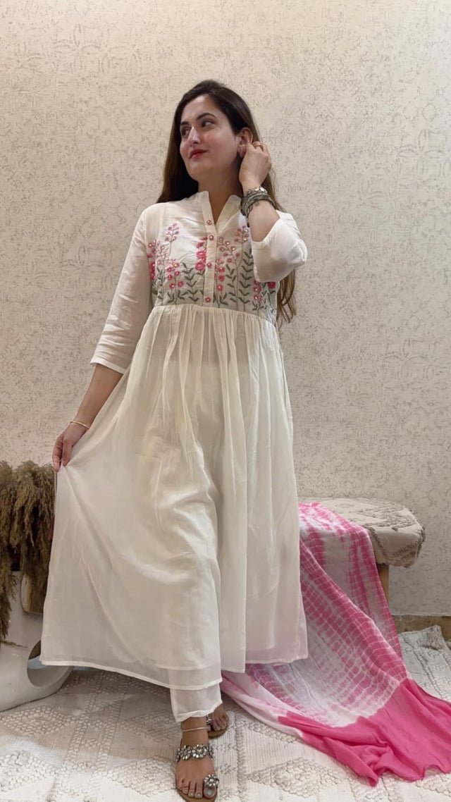 Woman wearing mul cotton kurta set with tie-dye dupatta and embroidery