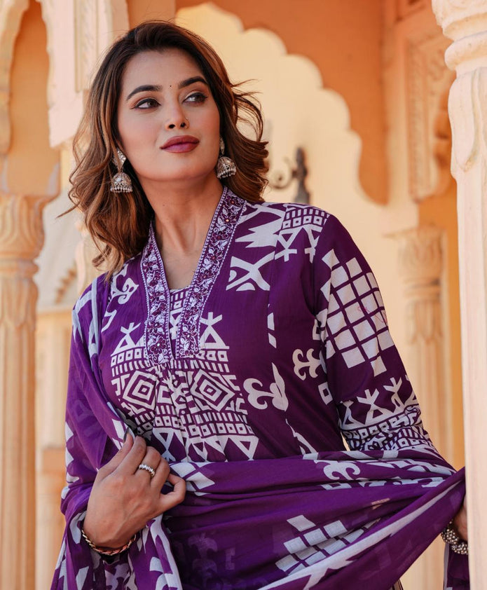 Festive kurta pant set with dupatta and pockets

