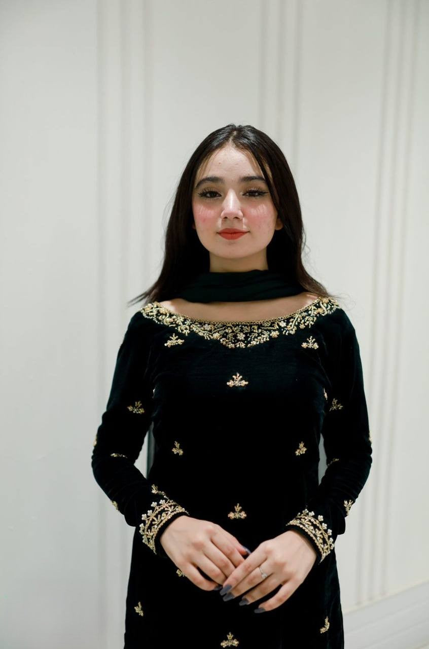 Women’s velvet kurta pant set with georgette dupatta