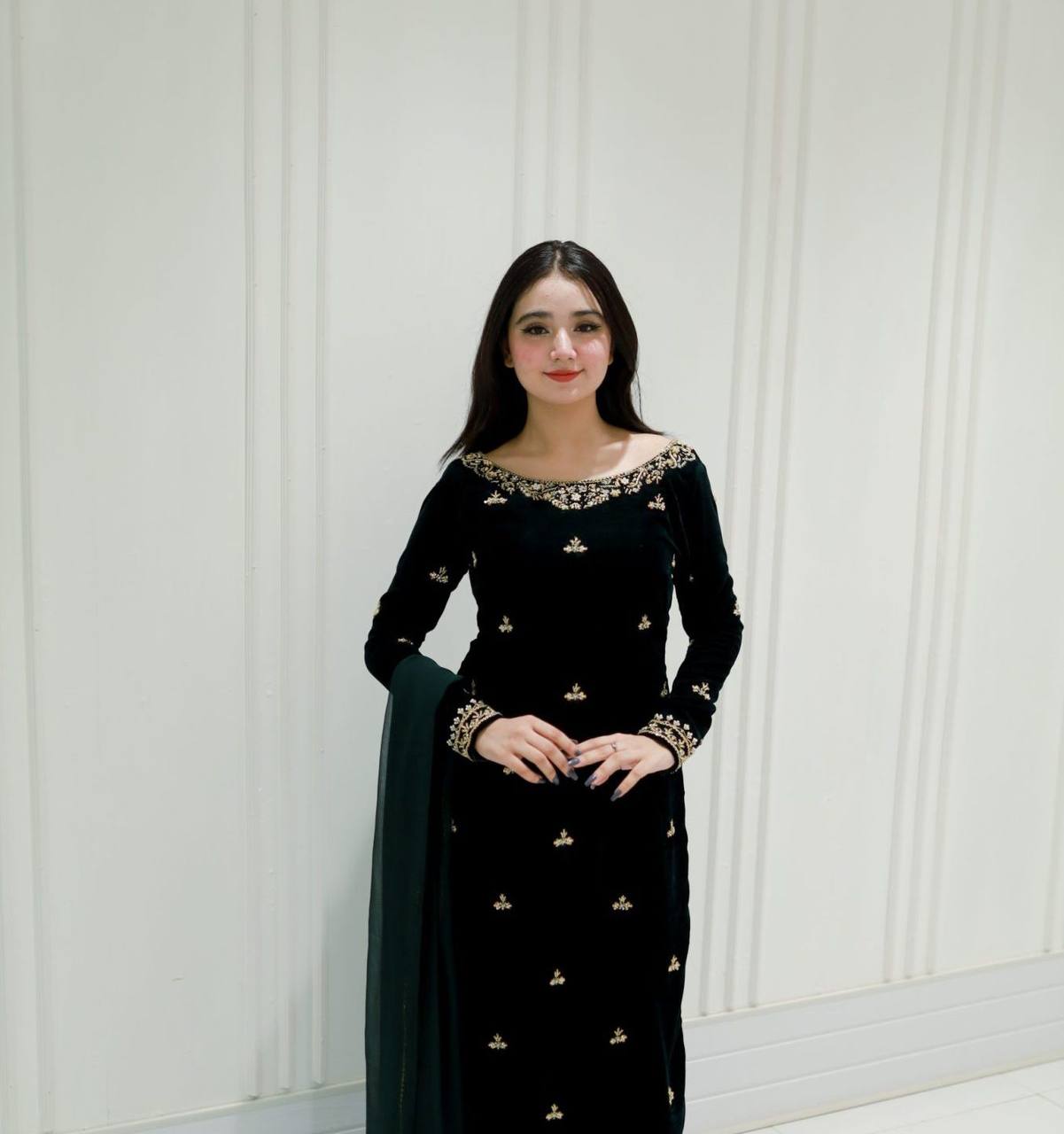 Green velvet winter suit set with sequence embroidery for women