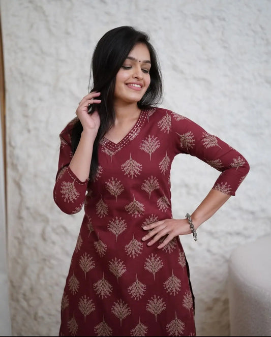 Woman wearing heavy cotton kurti pant set with pockets, front view

