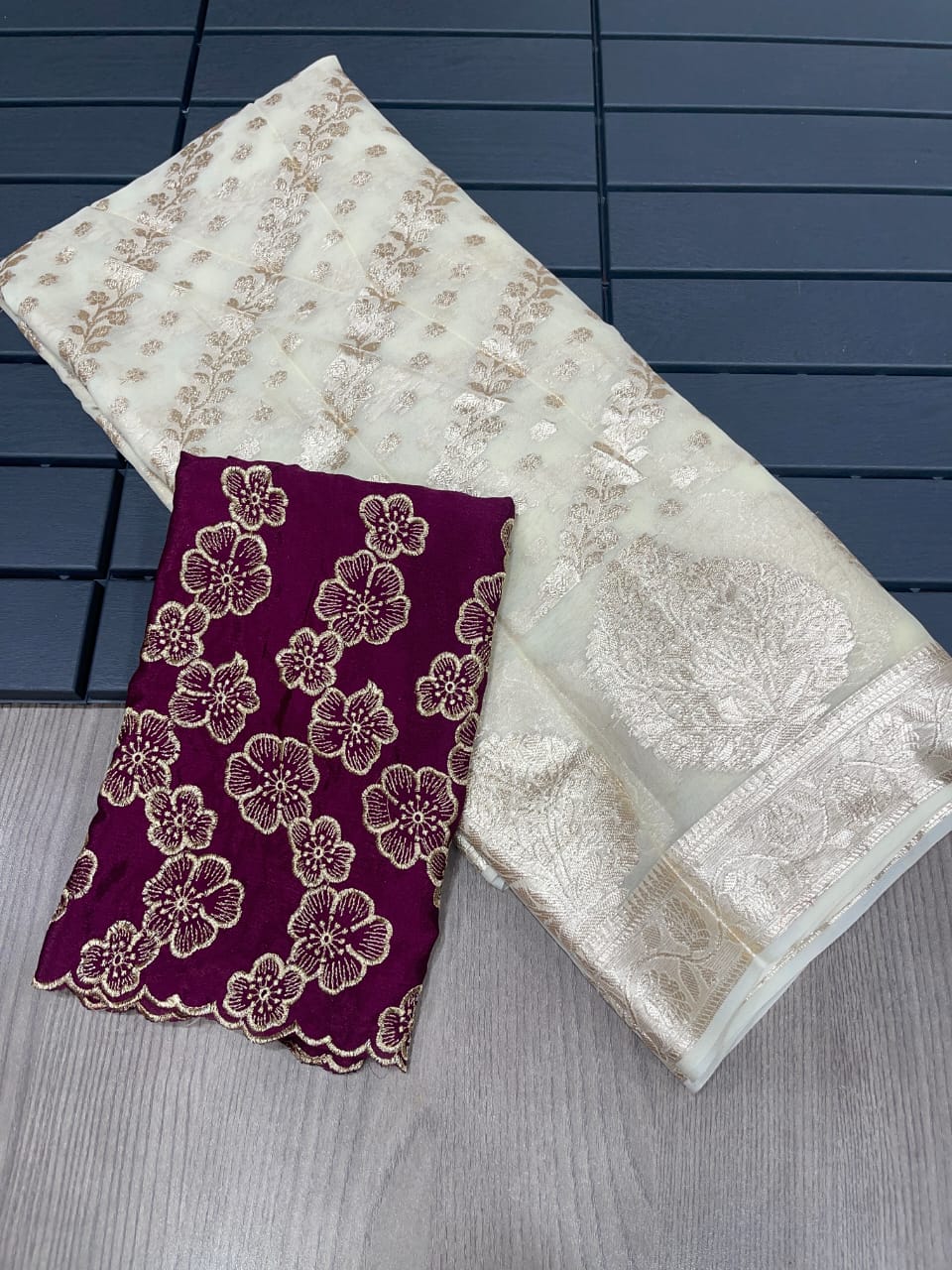 Maabetii White Pure Georgette Zari Work Saree