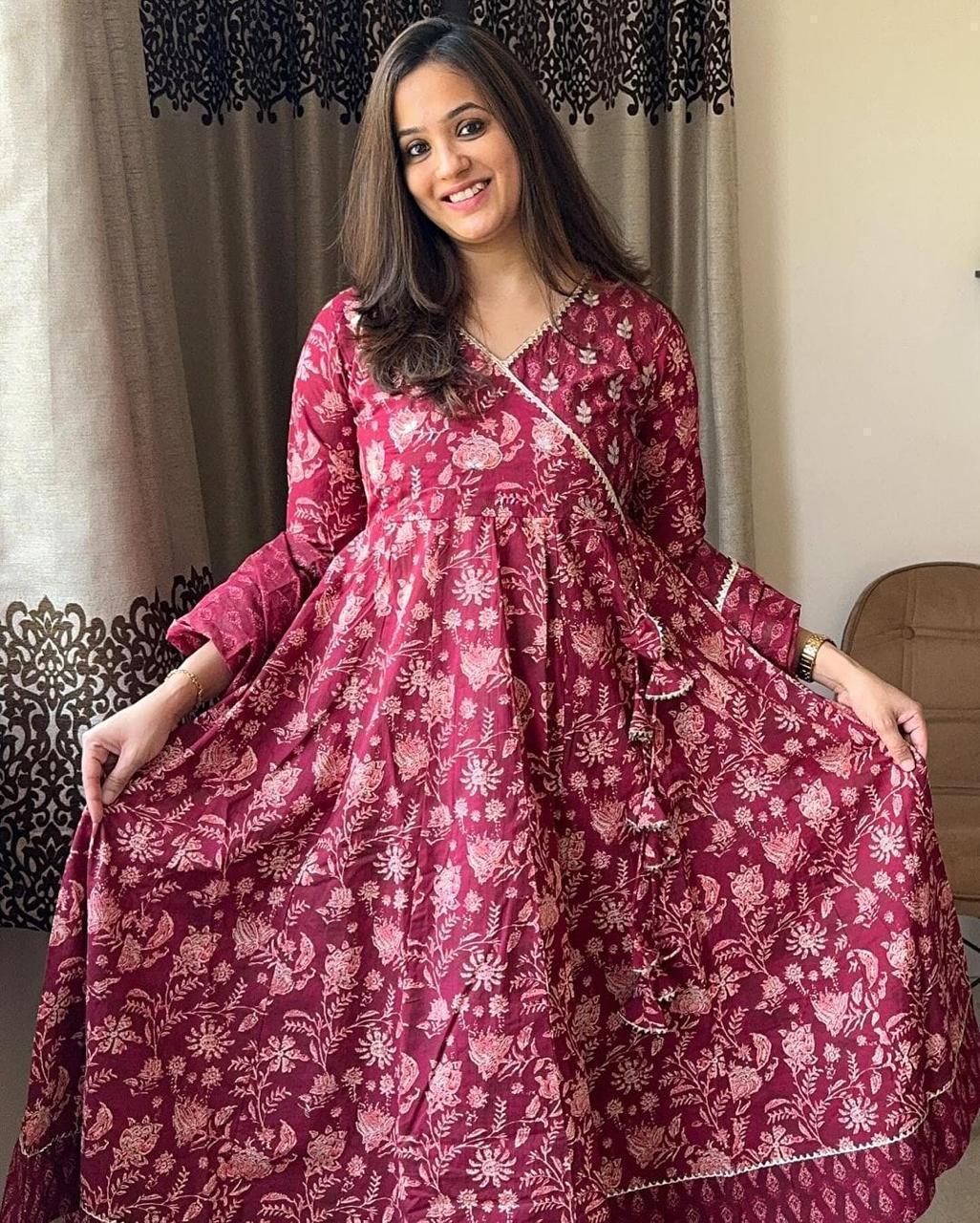 Pant and kurti side view showing lace detail

