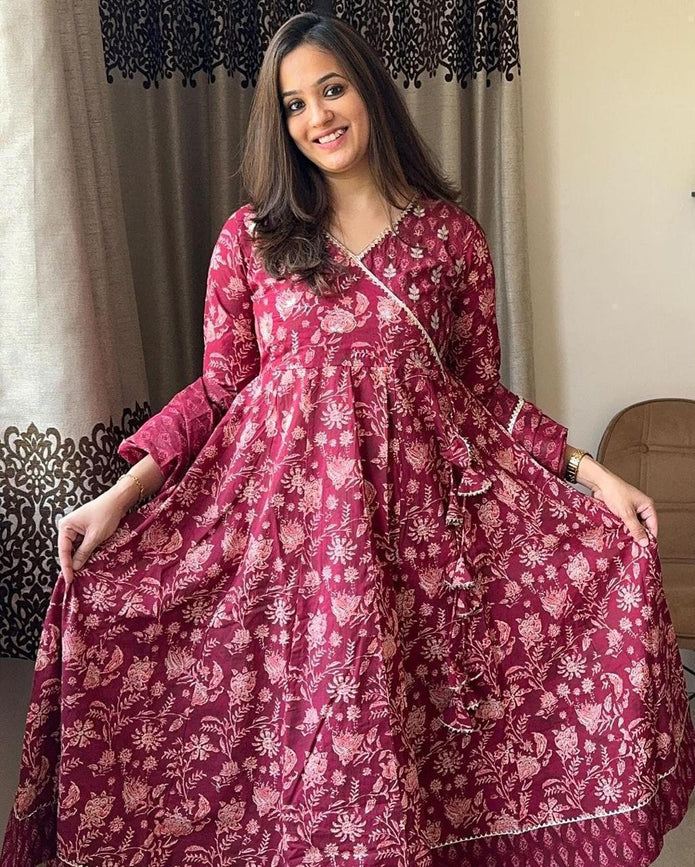 Pant and kurti side view showing lace detail

