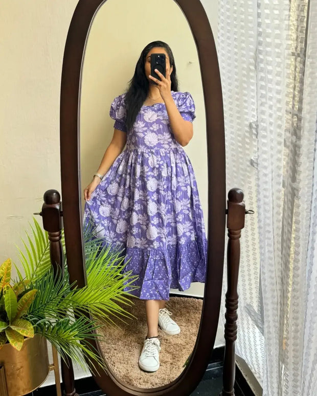 Casual cotton dress with puff sleeve design

